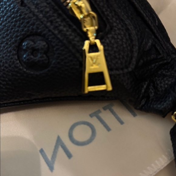 Black bum bag
L v - Picture 3 of 7